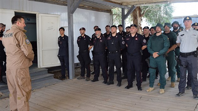 Policejn prezident Tom Tuh pi nvtv Irku, kde psob et policist ve spoluprci s italskmi, panlskmi a kanadskmi kolegy. (erven 2017)
