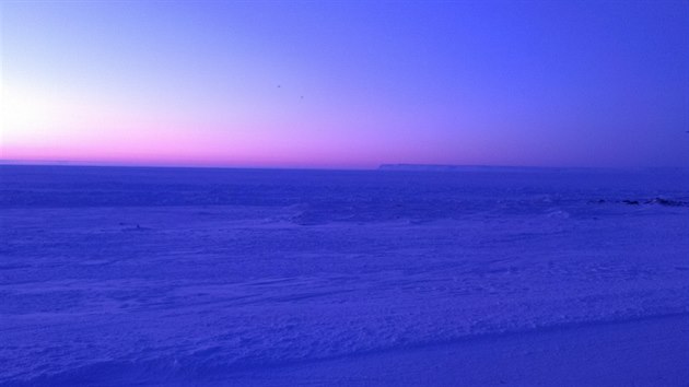 Arktick planina ostrova Cornwallis v Severnm ledovm ocenu, kde se konal kurz peit po pdu letadla. Teploty tam bn kolsaj mezi minus 50 a 35 stupni Celsia.