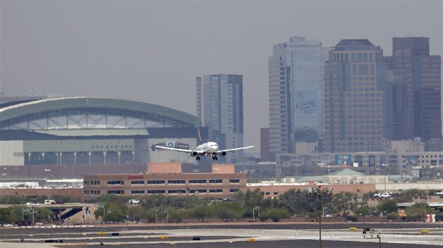 Kvůli vysokým teplotám ve Phoenixu bylo odloženo několik desítek regionálních letů.