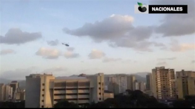 Policejní vrtulník letí nad budovou nejvyššího soudu v Caracasu (28. června 2017)