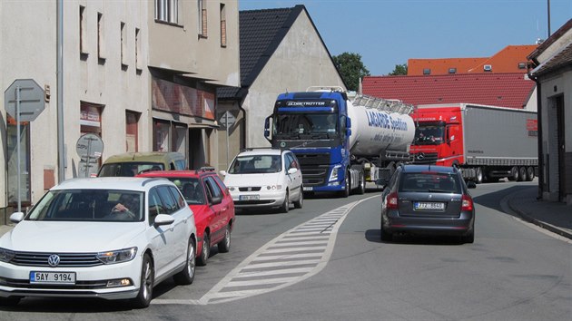 Lidem ijcm vedle I/36 jezd pod okny mnostv dalch nkladnch aut.