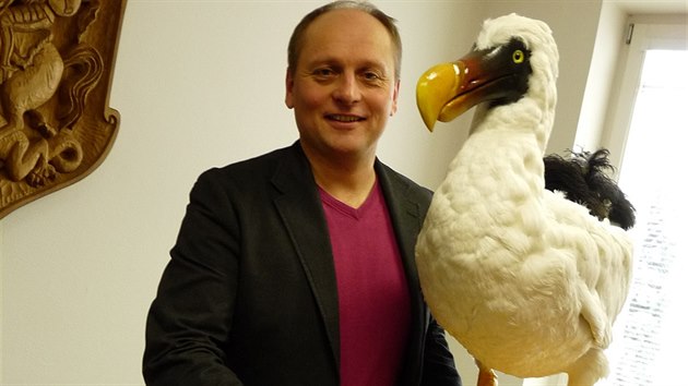 Ředitel muzea Jiří Junek s jedním z exponátů - dnes již vyhynulým ptákem.