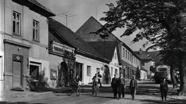 Pohled na zahr�deck� n�m�st�. Z lev� strany  jsou potraviny, d�le pak hotel Lhotka, po�ta a zdravotn� st�edisko.