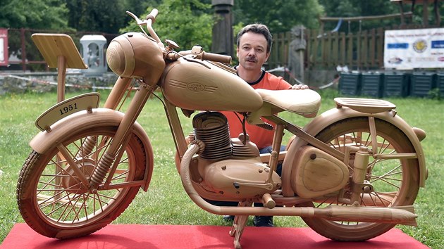 estatyicetilet truhl Pavel Svoboda z Horn Cerekve na Pelhimovsku vyrobil v mtku 1:1 celodevn a bez jedinho kovovho dlu model motocyklu Jawa 250 Prk. 