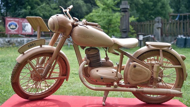 Šestačtyřicetiletý truhlář Pavel Svoboda z Horní Cerekve na Pelhřimovsku vyrobil v měřítku 1:1 celodřevěný a bez jediného kovového dílu model motocyklu Jawa 250 Pérák. 