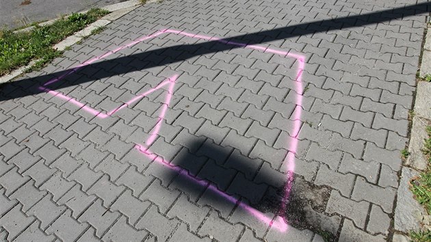 Před příjezdem prezidenta Miloše Zemana se na chodnících u krajského úřadu v Jihlavě objevily namalované trenýrky.
