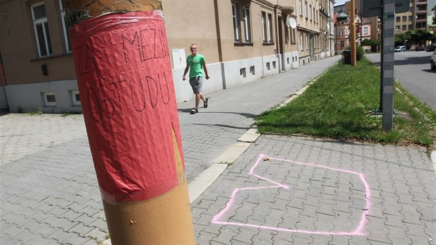 Rudé trenýrky ozdobily i některé ze sloupů v okolí krajského úřadu v Jihlavě.