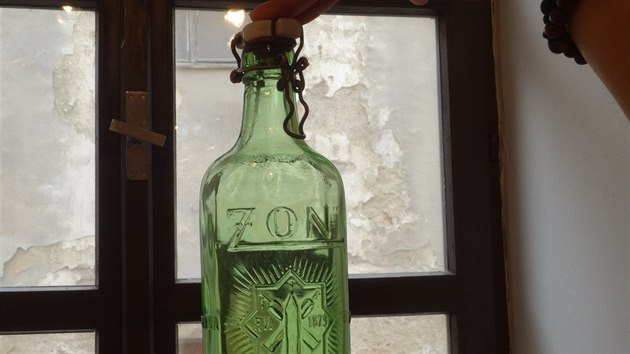 Pro tebskho vrobce limond typick tvar lahve. Pouv se od roku 1926.