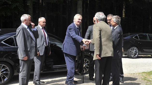 Prezident Miloš Zeman otevřel naučnou Včelí stezku u Smrčné na Jihlavsku. Projel si ji lesem ve své limuzíně.