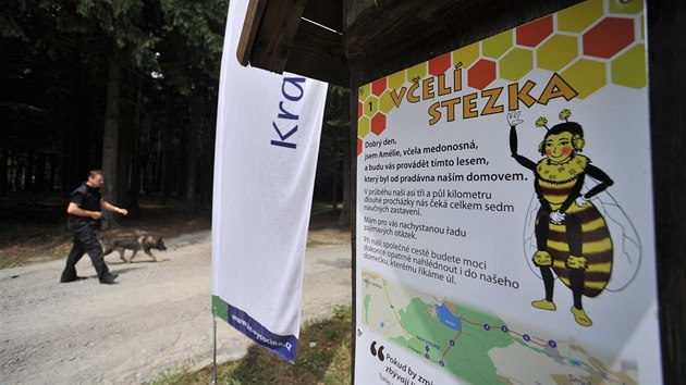 Prezident Milo Zeman otevel naunou Vel stezku u Smrn na Jihlavsku. Projel si ji lesem ve sv limuzn.