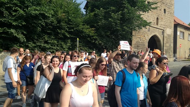 V Rakovnku proti editelce Radce Soukupov demonstrovaly stovky lid. Vad jim jej kroky
ve veden koly i to, e ji kraj zvolil navzdory prohe v konkurzu (22.6.2017).