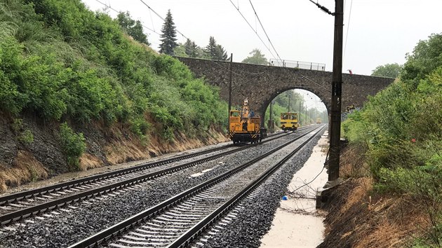 Déšť podemlel trať, vlaky mezi Radotínem a Dobřichovicemi se zastavily (29.6.2017).