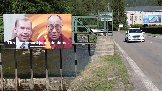 Billboard s fotografií Václava Havla a jeho Svátosti dalajlamou  v Horním Maršově (14.6.2017).