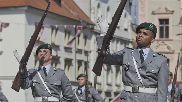 Pehldka estnch str z pti stedoevropskch zem Drill fest na nmst Republiky v Plzni. (22. ervna 2017)