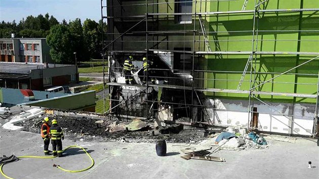 Hasii zasahovali v Rovn na Sokolovsku. Od stechy obecnho adu chytlo i opltn sousednho panelku.