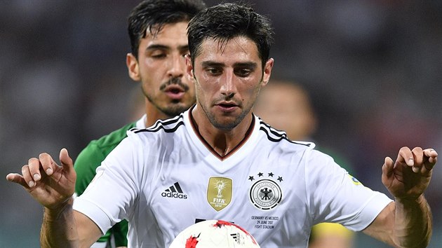 Nmeck fotbalista  Lars Stindl si kryje m ped Mexianem Oswaldem Alanisem,