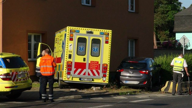 V Horních Počernicích bourala sanitka převážející pacientku (20.6.2017)