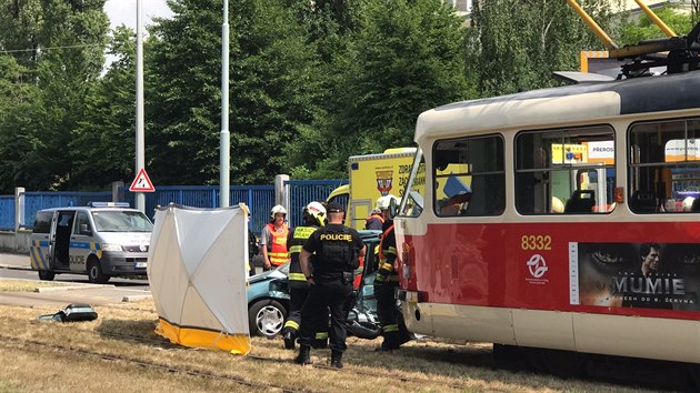 V ulici Na Petinch v Praze 6 se srazila tramvaj s autem (23.6.2017)