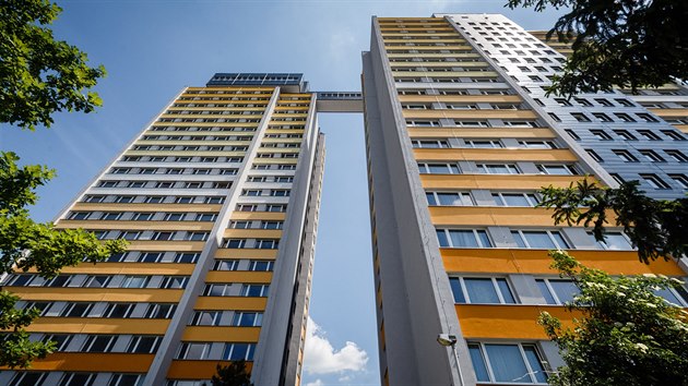 Nejvyšší panelák v Česku je po rekonstrukci. Ve 22. patře nabízí posezení v restauraci. (26. června 2017)