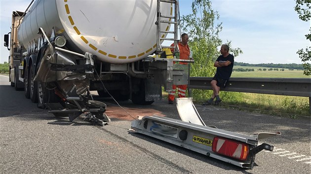 Na 55. kilometru dlnice D10 u Mlad Boleslavi se srazilo osobn auto s cisternou pevejc chemiklii (28.6.2017)