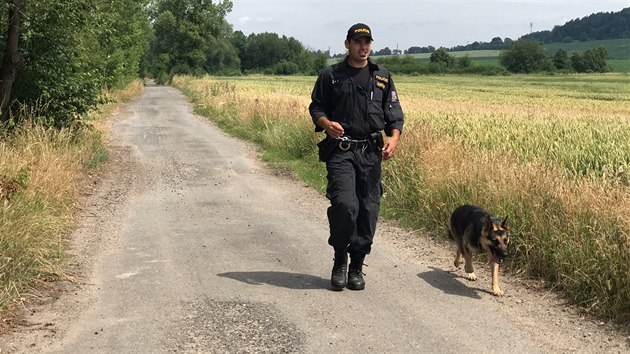 Na 55. kilometru dlnice D10 u Mlad Boleslavi se srazilo osobn auto s cisternou. idi osobnho auta od nehody utekl (28.6.2017)