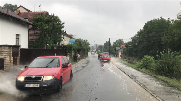 Zaplavená silnice v Dobřichovicích (29.6.2017)