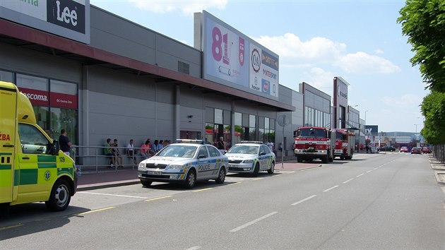 Policie kvli podezelmu pedmtu evakuovala nkupn centrum ve Zln, jednalo se o podomcku vyrobenou fotopast (24. ervna 2017).