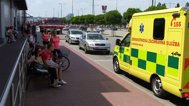 Policie kvli podezelmu pedmtu evakuovala nkupn centrum ve Zln, jednalo se o podomcku vyrobenou fotopast (24. ervna 2017).