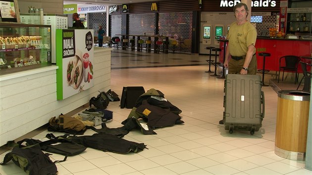 Policie kvli podezelmu pedmtu evakuovala nkupn centrum ve Zln, jednalo se o podomcku vyrobenou fotopast (24. ervna 2017).