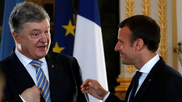 Francouzsk prezident Emmanuel Macron se svm ukrajinskm protjkem Petrem Poroenkem po spolenm jednn v Pai (26. ervna 2017).
