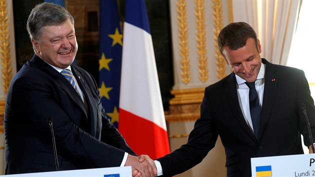 Francouzsk prezident Emmanuel Macron se svm ukrajinskm protjkem Petrem Poroenkem po spolenm jednn v Pai (26. ervna 2017).