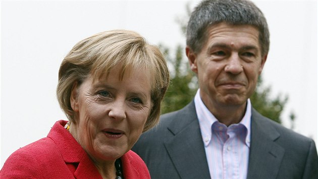 Kancléřka Angela Merkelová odvolila se svým manželem Joachimem Sauerem v menze Humboldtovy univerzity v Berlíně. (27. září 2009)