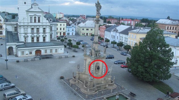 Opilý muž v Uničově vyšplhal na více než dvacet metrů vysoký mariánský sloup. Zachytila ho webkamera snímající náměstí, v 5:05 byl na soše svaté Barbory.