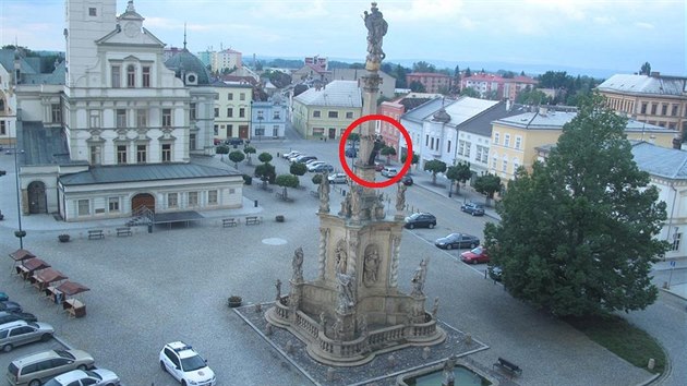 Opilý muž v Uničově vyšplhal na více než dvacet metrů vysoký mariánský sloup. Zachytila ho webkamera snímající náměstí, v 5:15 pokračoval po dříku vzhůru.