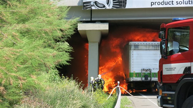 Na dálnici D46 začal u Prostějova kvůli závadě za jízdy hořet návěs kamionu. Plameny poničily nejen návěs a náklad, ale také most, pod kterým řidič zastavil.