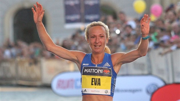 Češka Eva Vrabcová-Nývltová na olomouckém půlmaratonu 2017 o téměř tři minuty...