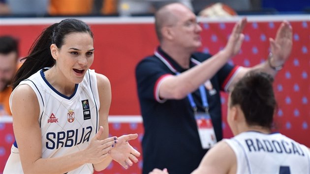 Srbsk basketbalistky Sonja Petroviov (vlevo) a Tamara Radoajov se raduj z poveden akce.