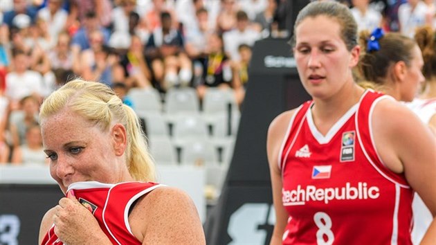 esk basketbalistky Michaela Uhrov a Tereza Vorlov (zleva) smutn po vyazen ve tvrtfinle MS 3x3 s Ruskem.