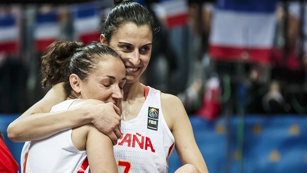 panlsk basketbalistky Laia Palauov (vlevo) a Alba Torrensov slav postup do semifinle mistrovstv Evropy.