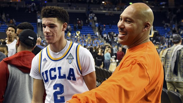 LaVar Ball (vpravo) ukazuje svmu synovi Lonzovi (zatm v dresu UCLA), kde je jeho msto.