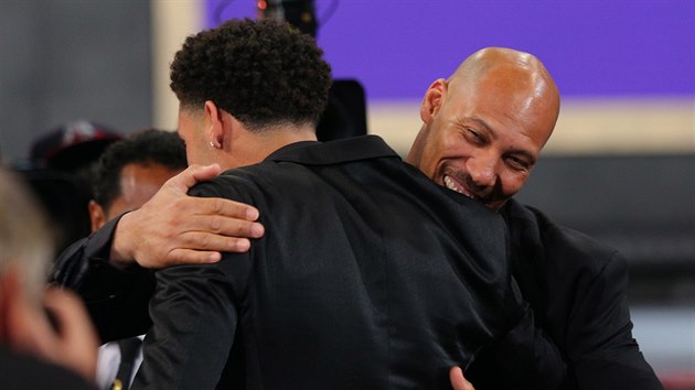 LaVar Ball (vpravo) blahopeje svmu synovi Lonzovi, kter se stal dvojkou v draftu NBA.