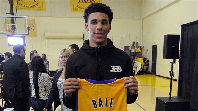 Lonzo Ball se konen me pochlubit dresem Los Angeles Lakers.