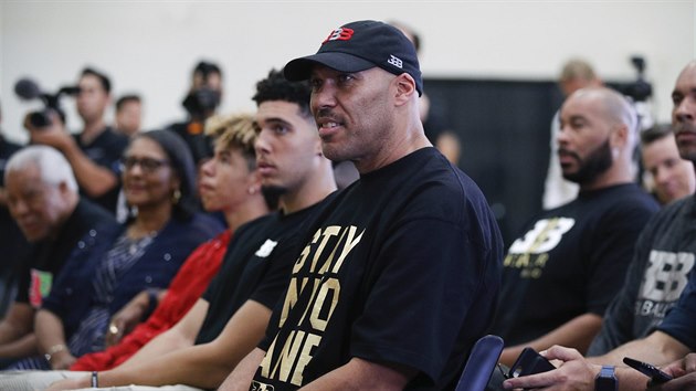 LaVar Ball a jeho pbuzenstvo na tiskov konferenci Los Angeles Lakers s jeho synem Lonzem