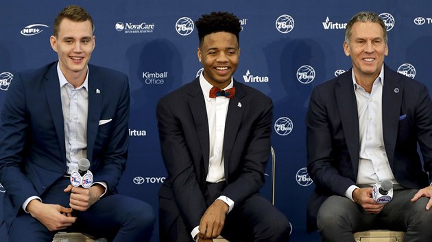 Markelle Fultz (uprosted) se stal jednikou draftu NBA, Anejs Paseniks (vlevo) vybrala si je Philadelphia, vpravo klubov prezident Bryan Colangelo.