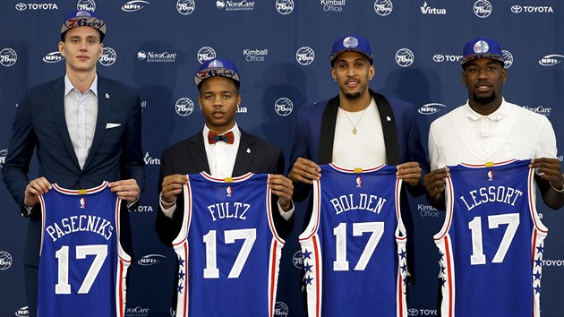 Anejs Paseniks, Markelle Fultz, Jonah Bolden a Mathias Lessort coby posily Philadelphie