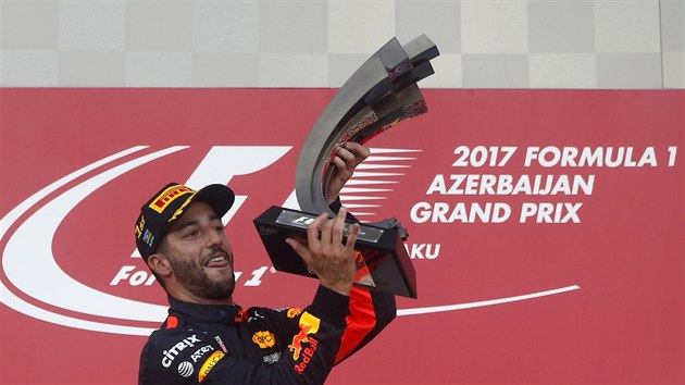 Daniel Ricciardo z Red Bullu se v Baku raduje z triumfu v zvod formule 1.