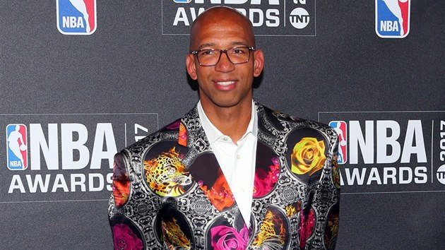 Monty Williams, trenrsk asistent San Antonia, dostal cenu za oddanost basketbalu. Oblkl si sako, kterm uctil Craiga Sagera. Jeho jmno trofej nese.