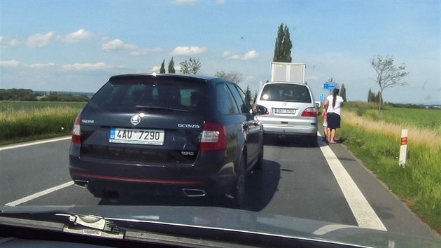 Dlouh ekn v kolon u Trotiny si lid krt i vystoupenm z rozplenho auta (20.6.2017).