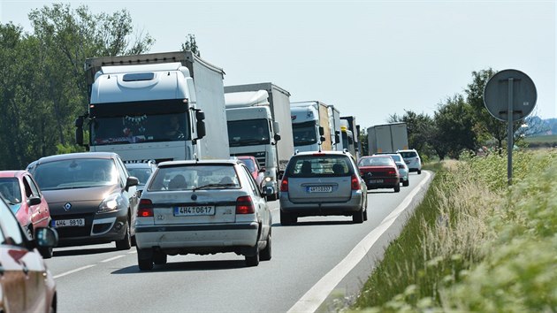 Kolona vozidel ze smru od Hradce Králové ped omezením u Trotiny. Vtinou jde...