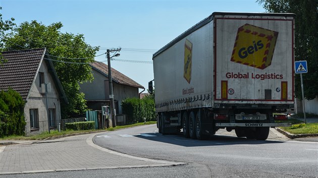 Auta objd kolony po silnici III. tdy pes Skalici a Skaliku. zkou cestu vol i kamiony (20.6.2017).